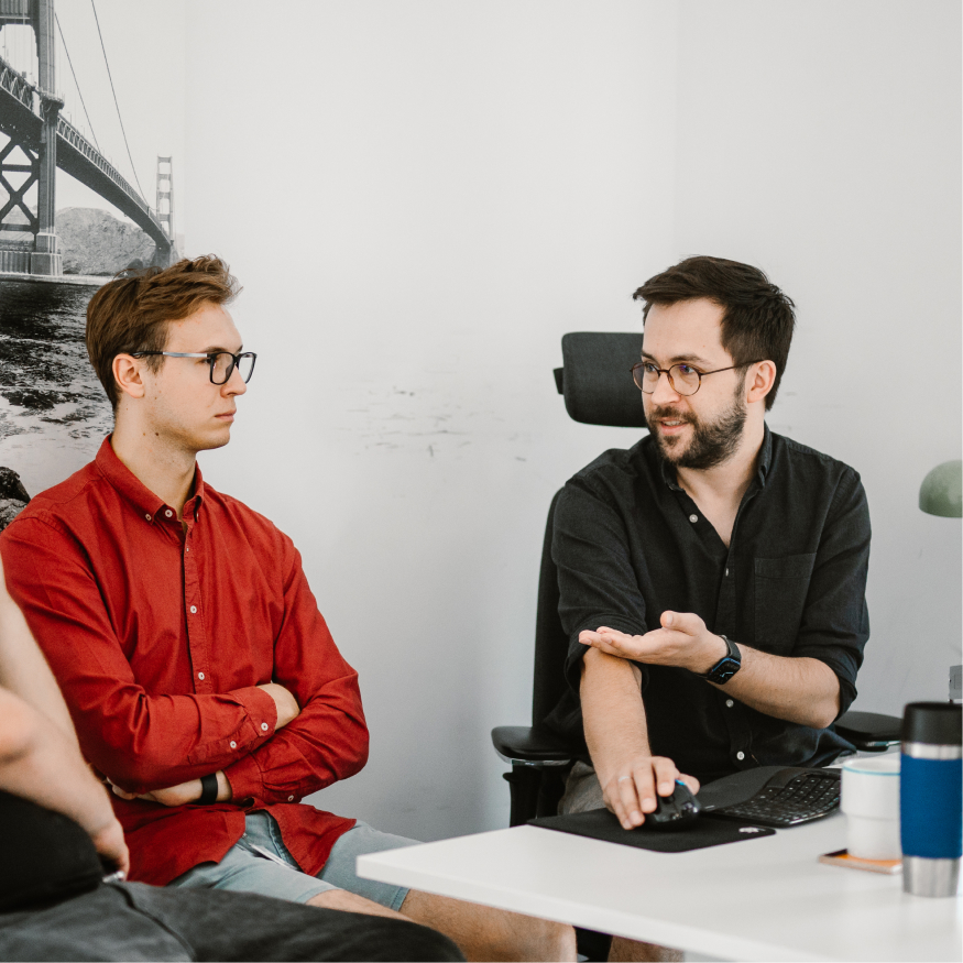 Jakub Filistyński and Sebastian Spiegel sitting at the desk and discussing project ideas.